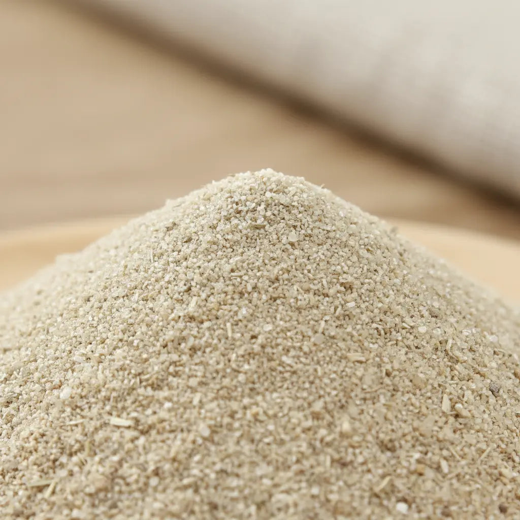 Gros plan sur du sable blanc pour encens versé dans un encensoir métallique, utilisé pour la fumigation sécurisée.