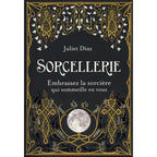 Couverture du livre Sorcellerie : Embrassez la sorcière qui sommeille en vous de Juliet Diaz, ornée de motifs végétaux dorés et blancs et d'une pleine lune sur fond noir.
