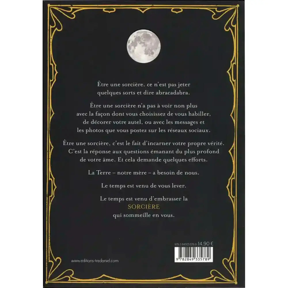 Quatrième de couverture du livre Sorcellerie : Embrassez la sorcière qui sommeille en vous, présentant le texte d'introduction sous une pleine lune, encadré de liserés dorés sur fond noir.