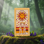 Boîte jaune traditionnelle du Tarot de Marseille Conver Héron posée sur une souche, illustrée de l'arcane majeur XVIII Le Soleil aux couleurs primaires.