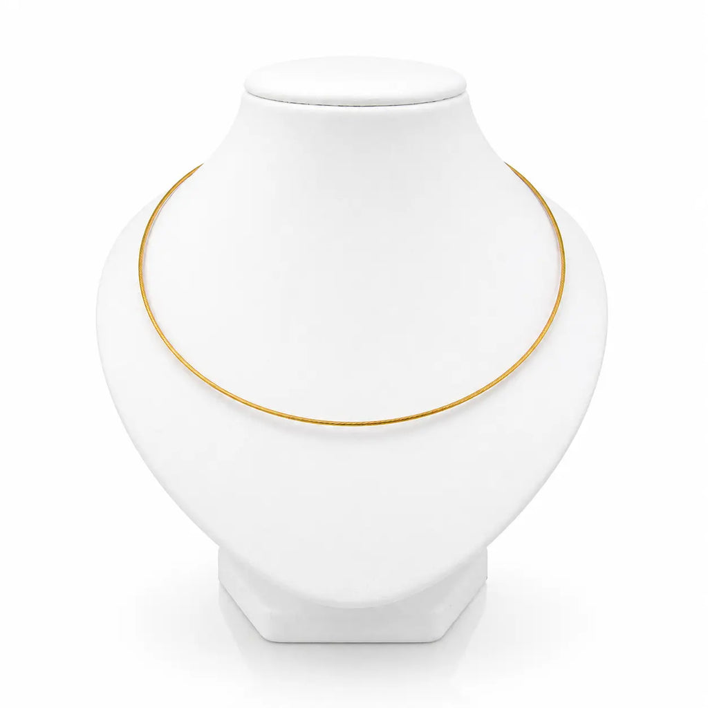 Collier tour de cou rigide en câble gainé doré, présenté sur un buste de présentation blanc, sur fond blanc neutre.