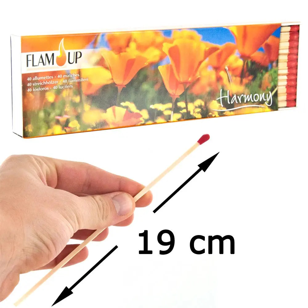 Boîte d'allumettes Flamup Harmony illustrée de fleurs orange, avec une main tenant une longue allumette à tête rouge mesurant 19 cm, indiquée par des flèches noires.