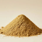 Gros plan sur un monticule d'Encens d'Aloès en poudre, de couleur brun-beige terreux, sur un fond uni clair.
