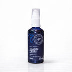 Un flacon pompe de 50 ml d'huile végétale d'amande douce bio apaisante de la marque Herbes & Traditions, en verre bleu foncé avec une étiquette assortie, présenté sur un fond blanc.