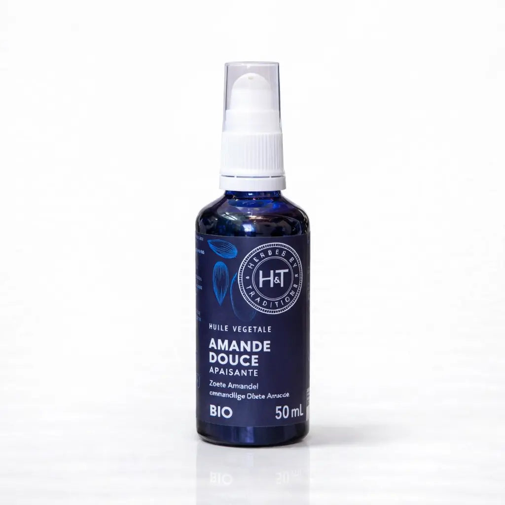 Un flacon pompe de 50 ml d'huile végétale d'amande douce bio apaisante de la marque Herbes & Traditions, en verre bleu foncé avec une étiquette assortie, présenté sur un fond blanc.