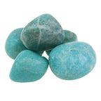 Un ensemble de pierres d'amazonite extra roulées aux surfaces lisses d'un bleu-vert turquoise éclatant, marquées par de fines marbrures blanches naturelles, regroupées sur un fond blanc uni.