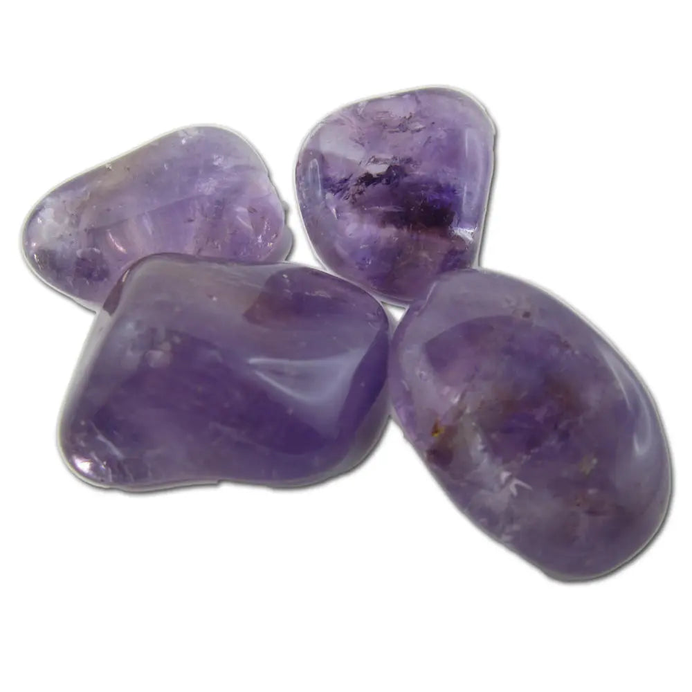 Quatre pierres d'améthyste extra roulées aux nuances violettes translucides et aux surfaces polies, regroupées sur un fond blanc uni.