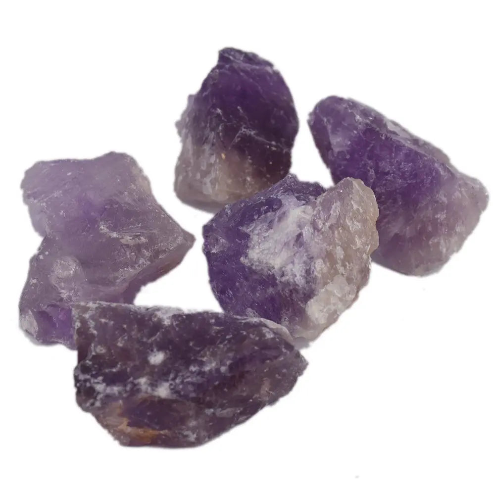 Pierre d'améthyste brute aux cristaux violets denses et brillants, présentant une base rocheuse naturelle grise, photographiée sur un fond blanc.