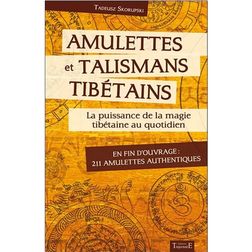 La couverture du livre "Amulettes et Talismans Tibétains" de Tadeusz Skorupski, illustrée de symboles ésotériques et de mandalas traditionnels sur un fond ocre chaleureux, publiée aux Éditions Trajectoire.
