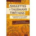 La couverture du livre "Amulettes et Talismans Tibétains" de Tadeusz Skorupski, illustrée de symboles ésotériques et de mandalas traditionnels sur un fond ocre chaleureux, publiée aux Éditions Trajectoire.