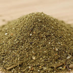 Gros plan sur un tas de poudre d’encens verte aux grains fins et naturels.