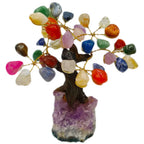 Petit arbre du bonheur décoratif composé de branches dorées et de pierres naturelles multicolores, fixé sur un socle en amas d'améthyste.
