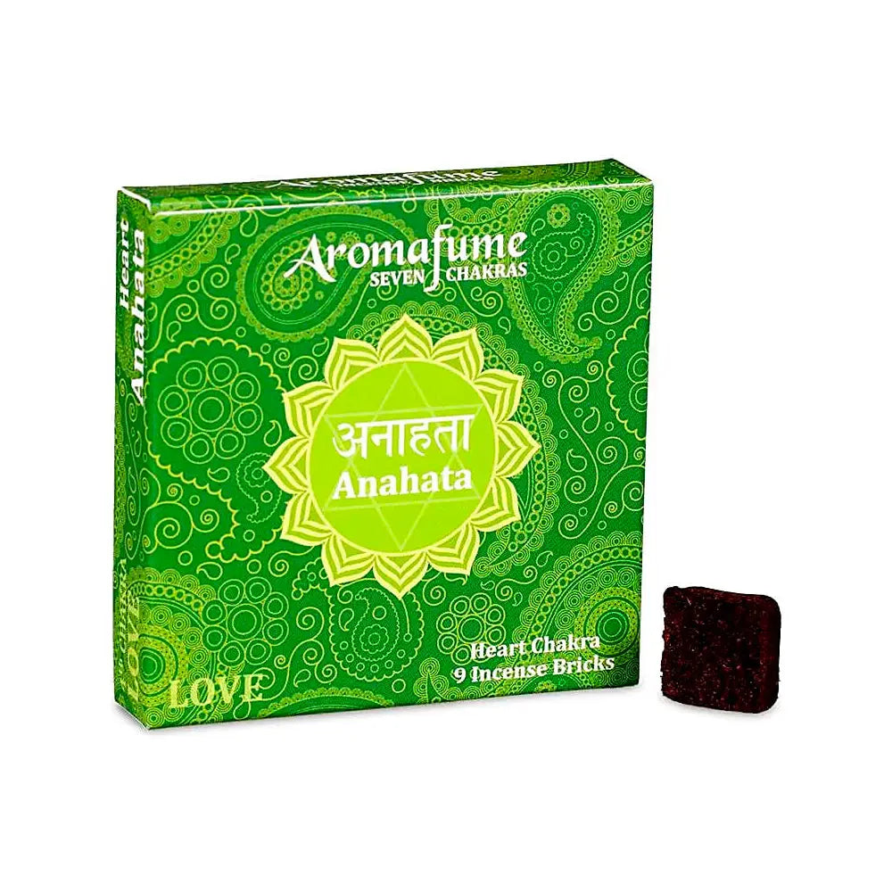 Encens en briques Aromafume, emballage vert Anahata avec mentions « Seven Chakras » et « Heart Chakra 9 Incense Bricks », brique noire à côté.