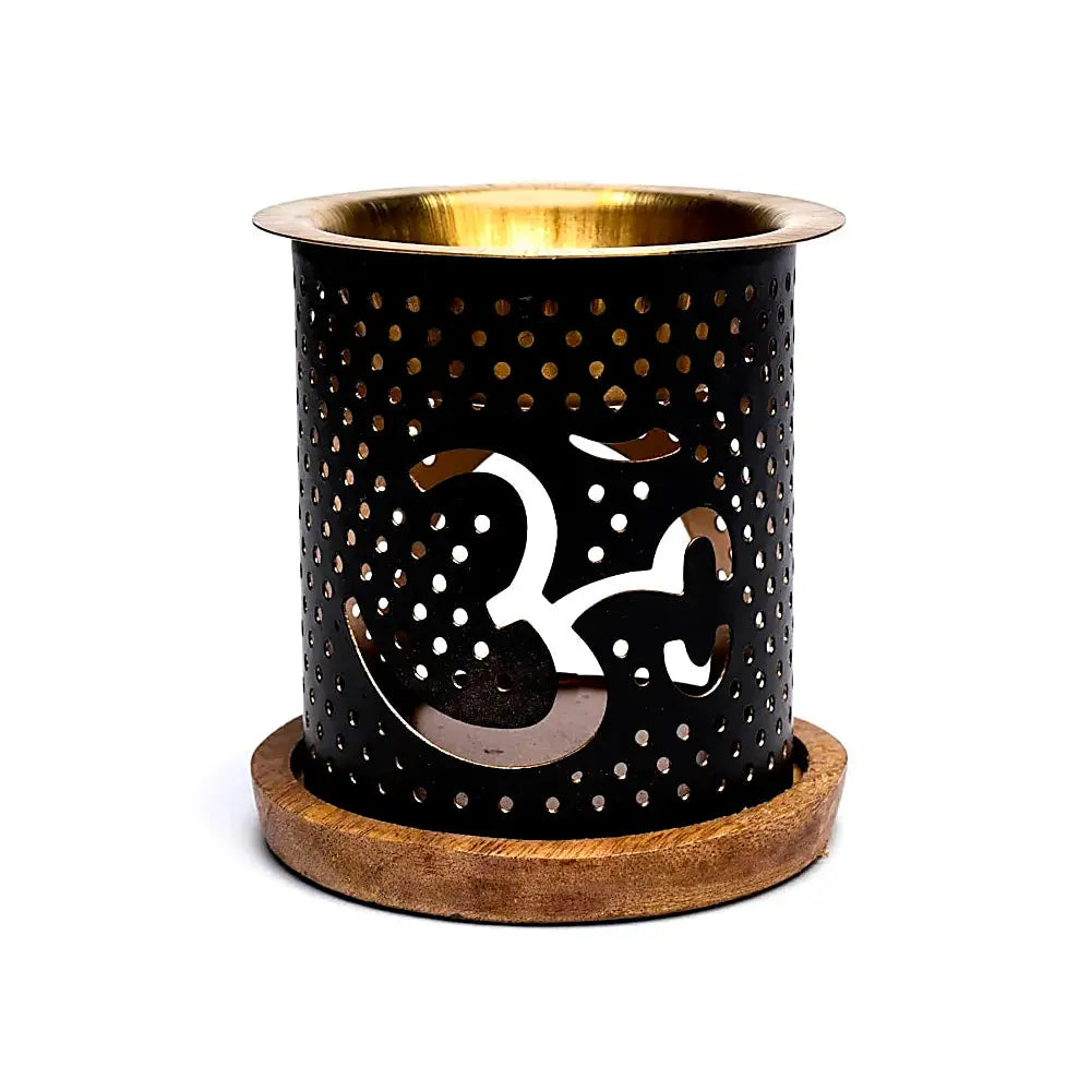 Diffuseur d’encens en métal noir ajouré avec symbole Om, coupelle dorée et base en bois, présenté sur fond blanc.