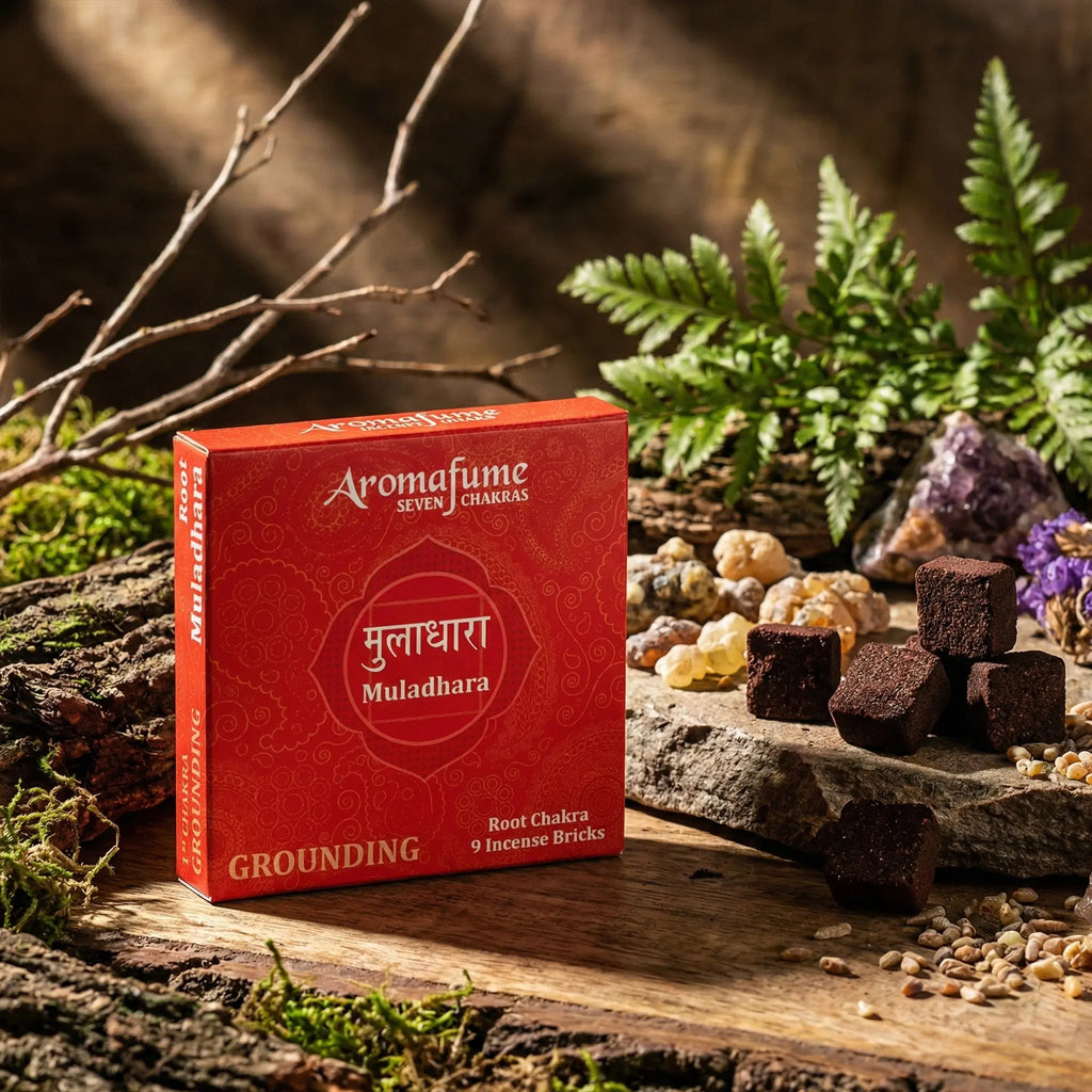 Boîte rouge et carrés compacts de Briques d'Encens Chakra 1 Racine Muladhara posés sur pierre naturelle pour rituel d'ancrage