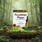 Livre Aromathérapie Magique : Le pouvoir des parfums de Scott Cunningham posé sur une souche moussue, illustré d'un flacon compte-gouttes ambré, d'anis étoilé, de cannelle, de basilic et de gingembre.