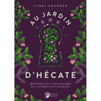 La couverture du livre "Au Jardin d'Hécate" de Cyndi Brannen, illustrée de motifs végétaux, de serpents et d'une serrure centrale sur un fond violet mystique, publiée aux Éditions Danaé.