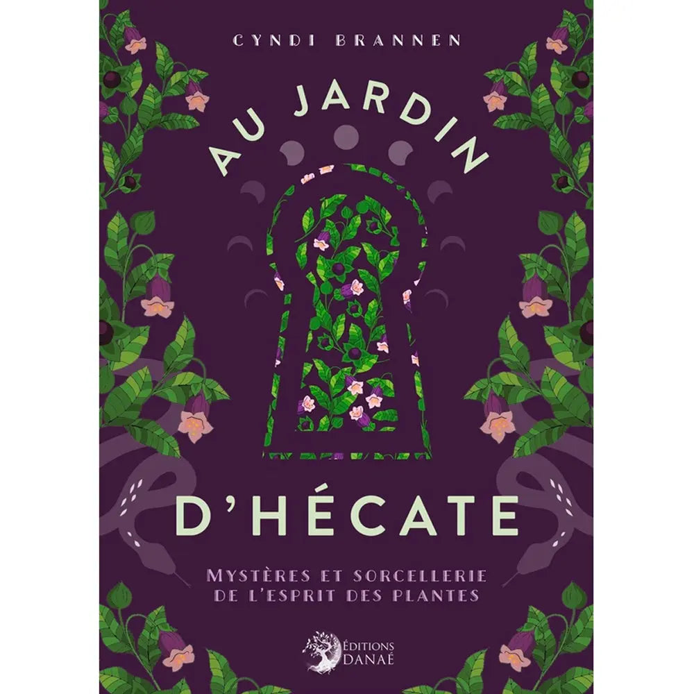 La couverture du livre "Au Jardin d'Hécate" de Cyndi Brannen, illustrée de motifs végétaux, de serpents et d'une serrure centrale sur un fond violet mystique, publiée aux Éditions Danaé.