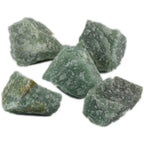 Cinq morceaux d'aventurine verte brute à la texture granuleuse et aux nuances vert pâle naturelles, regroupés sur un fond blanc uni.
