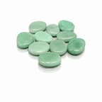 Un ensemble de galets d'aventurine verte, polis et de forme ovale, présentant des nuances naturelles et une surface lisse, disposés sur un fond blanc avec un reflet délicat.