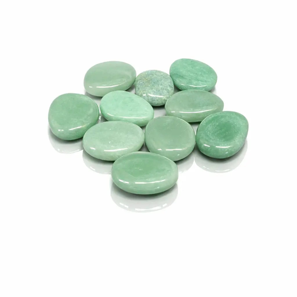 Un ensemble de galets d'aventurine verte, polis et de forme ovale, présentant des nuances naturelles et une surface lisse, disposés sur un fond blanc avec un reflet délicat.