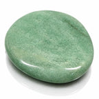 Un galet d'aventurine verte poli de forme ovale, révélant une texture mouchetée aux nuances minérales naturelles, présenté sur un fond blanc avec un léger reflet.