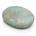 Un galet d'aventurine verte poli de forme ovale, révélant une texture mouchetée aux nuances minérales naturelles, présenté sur un fond blanc avec un léger reflet.