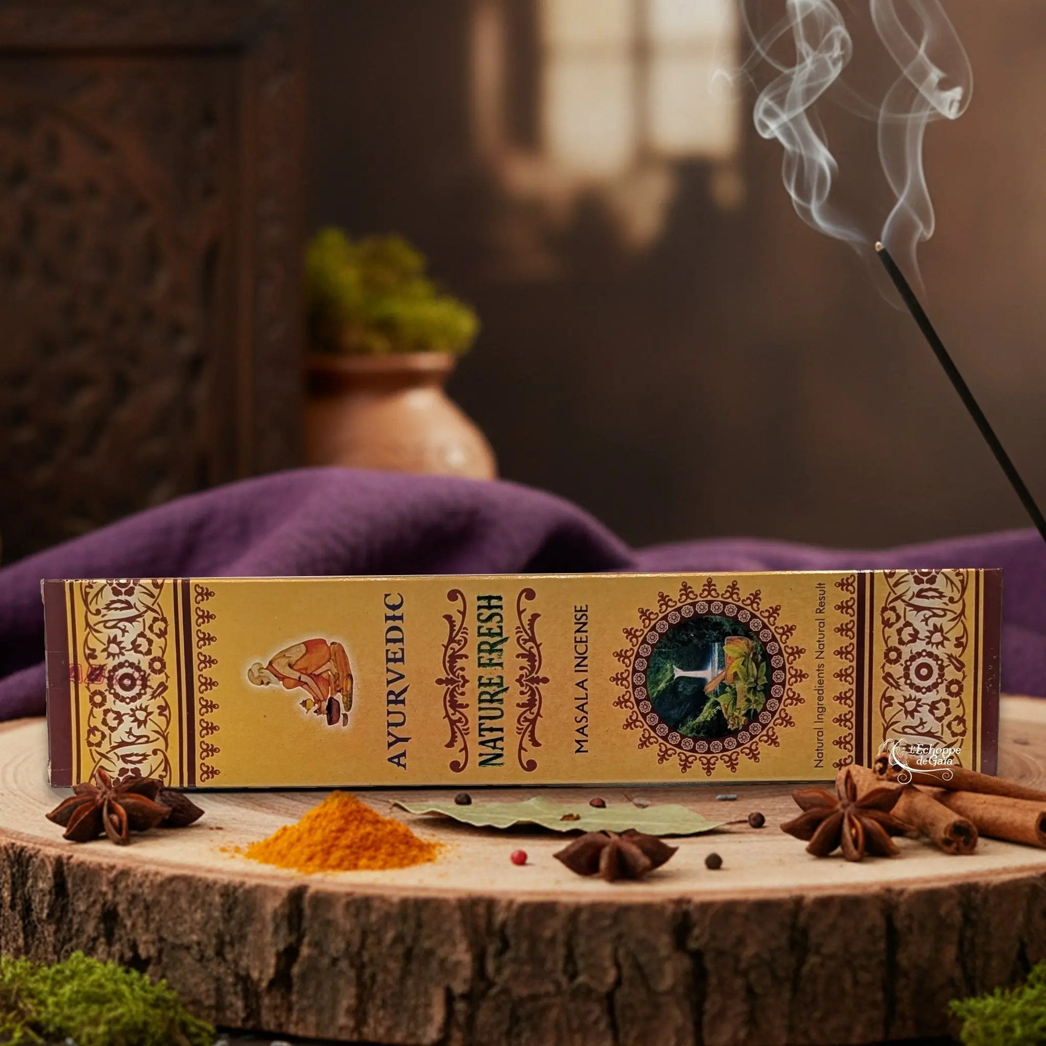 Boîte d'encens "Ayurvedic Nature Fresh Masala" sur une rondelle de bois, avec épices et encens fumant.