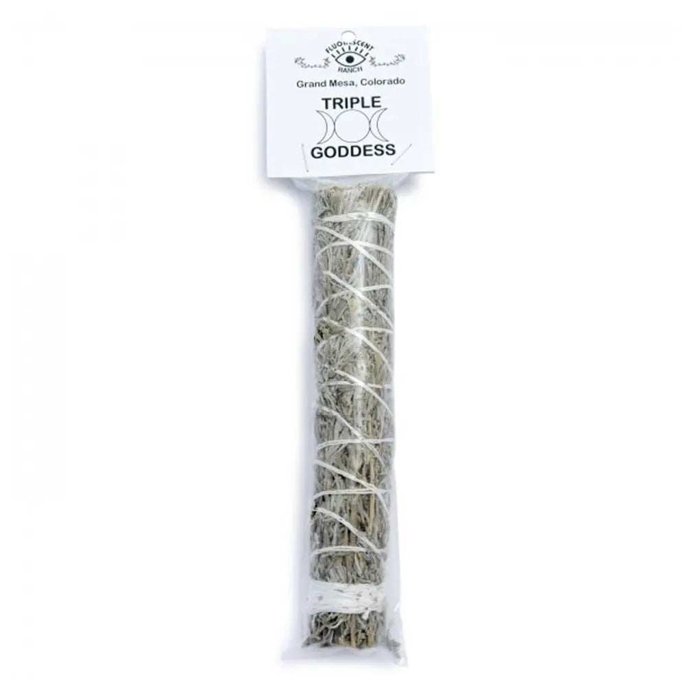 Bâton purificateur Triple Déesse en herbes séchées ficelées, conditionné dans un sachet transparent avec étiquette blanche.