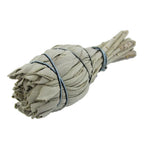 Bâton purificateur mini sauge blanche, petit fagot de feuilles gris pâle ficelées de bleu sur fond blanc.