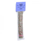 Bâton purificateur Vision en herbes séchées ficelées de rose, emballé dans un sachet plastique transparent avec étiquette violette.