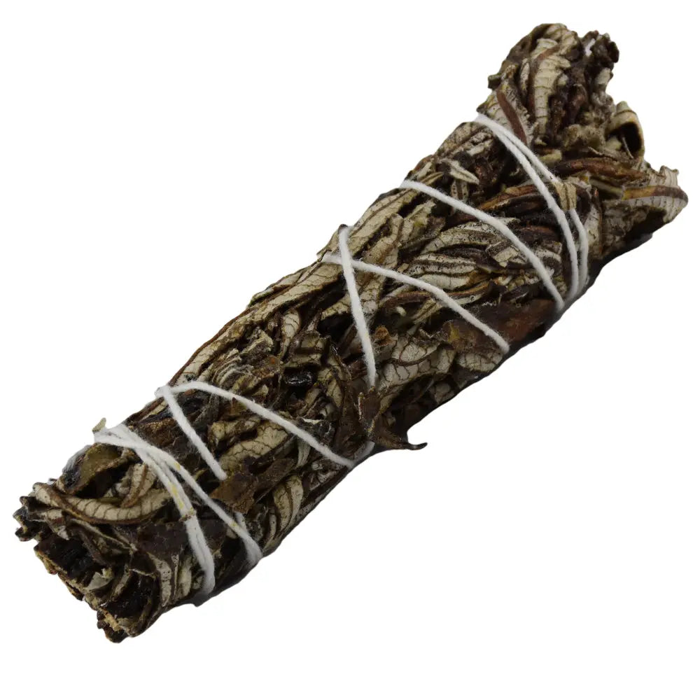 Bâton purificateur mini sauge et armoise pour fumigation, feuilles vert-brun ficelées de blanc sur fond blanc.