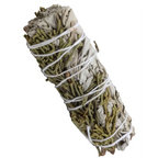 Bâton purificateur sauge et genévrier pour fumigation, herbes vert gris ficelées de blanc sur fond blanc.