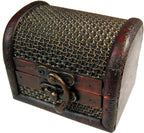 Boite coloniale maille moyenne coffre en bois foncé avec texture tressée relief et fermoir bronze.
