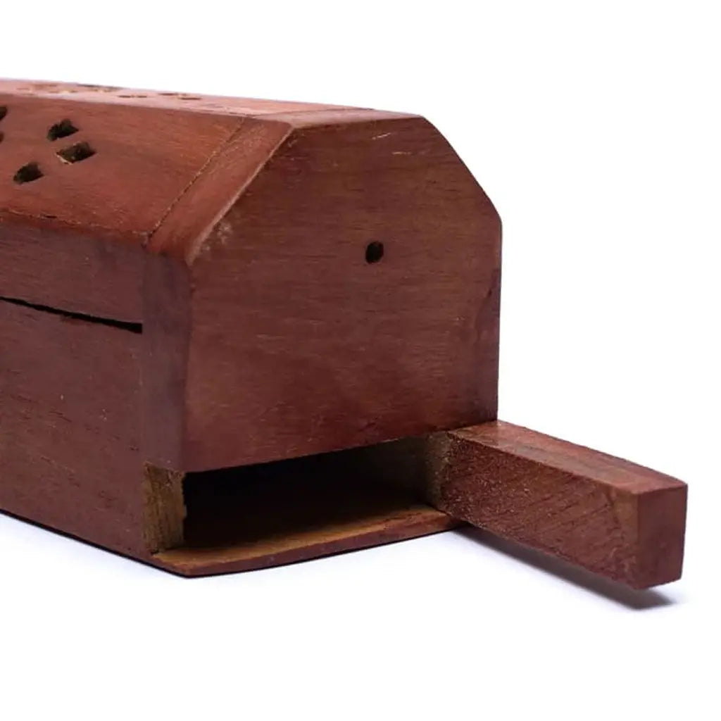 Gros plan d’une boîte porte-encens en bois avec tiroir partiellement ouvert, sur fond blanc.