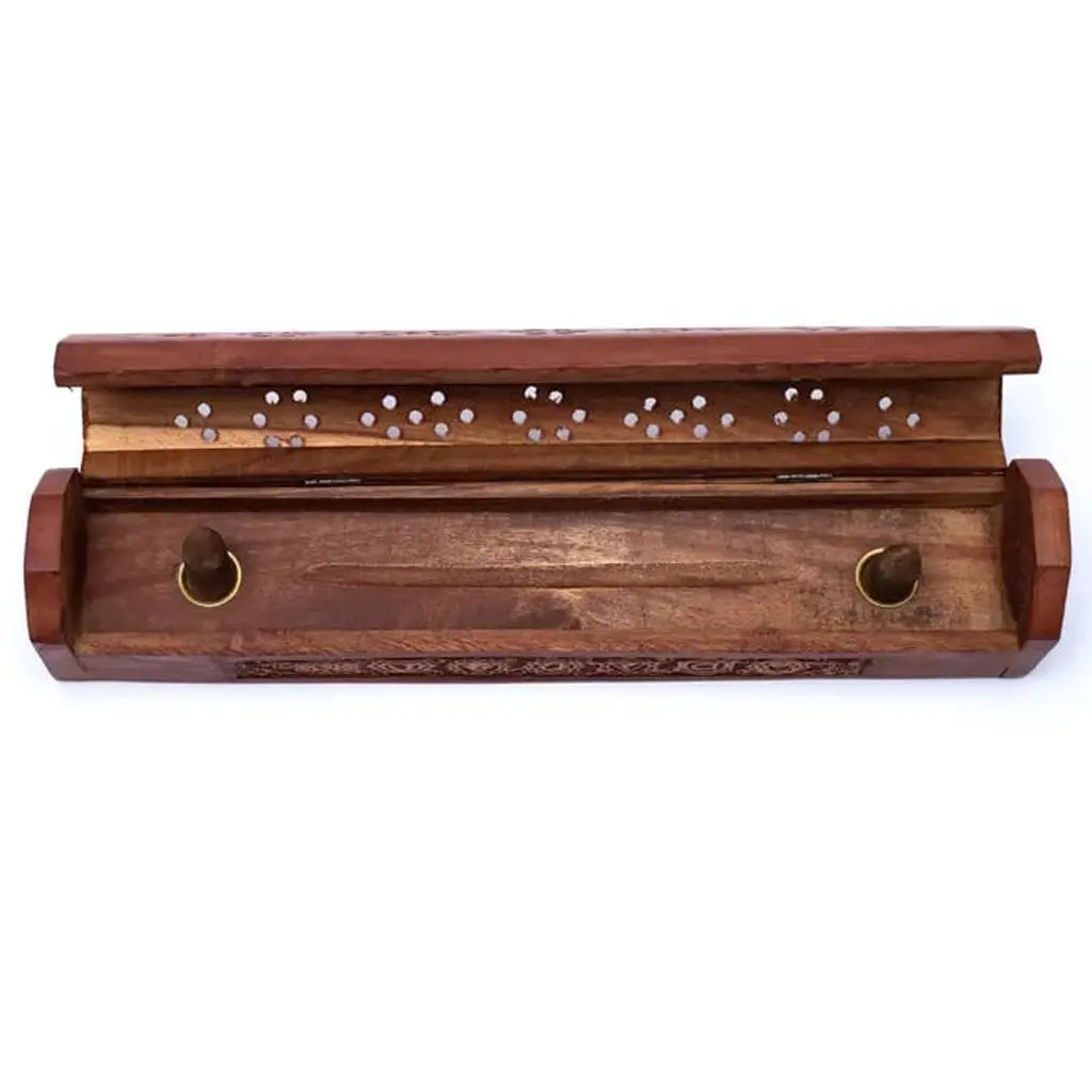 Boîte porte-encens en bois ouverte avec couvercle ajouré et deux supports pour bâtonnets, isolée sur fond blanc.