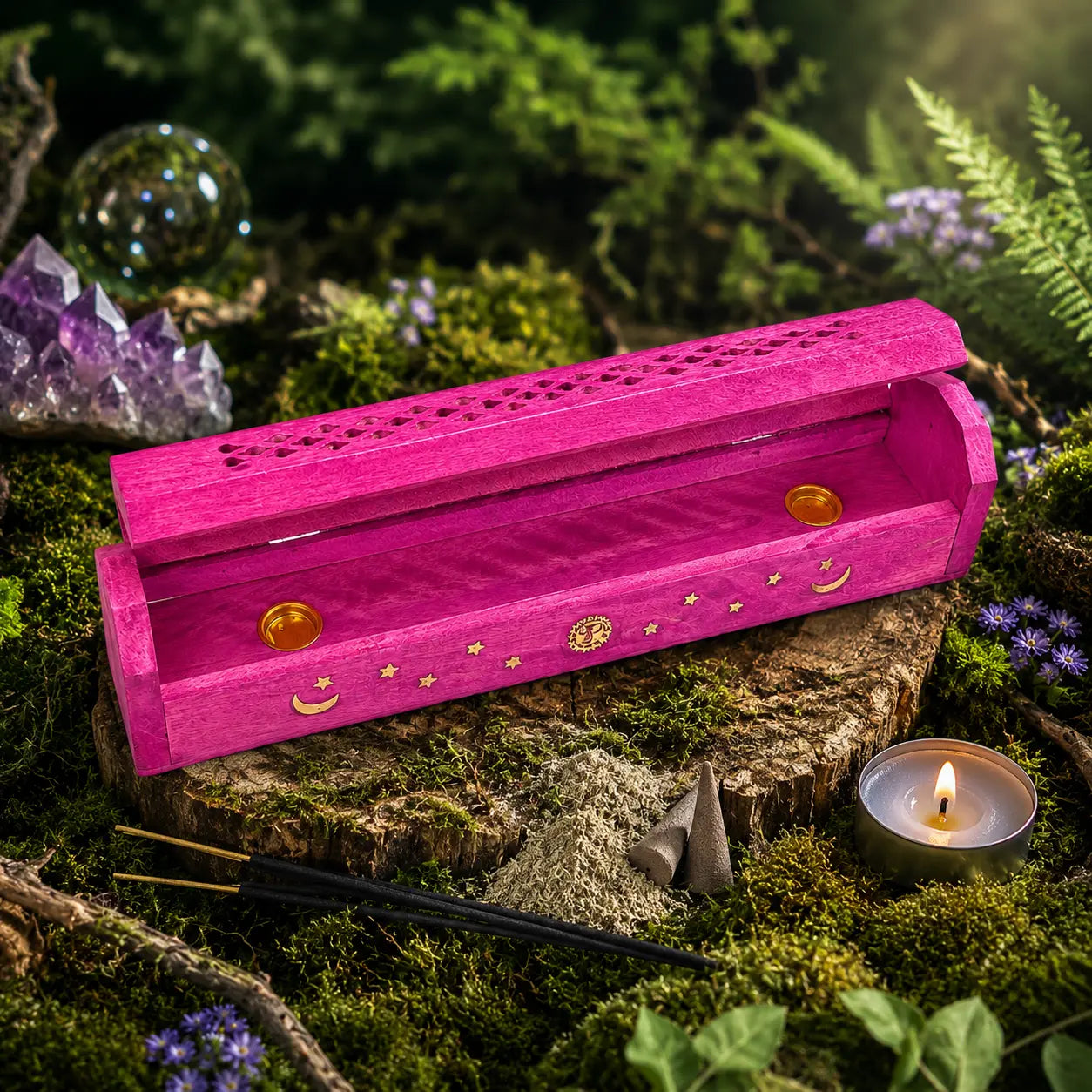 Boîte Porte Encens en Bois Manguier - Soleil & Lune Pink peinte en rose vif et entrouverte sur une souche moussue, montrant ses coupelles intérieures dorées pour encens.