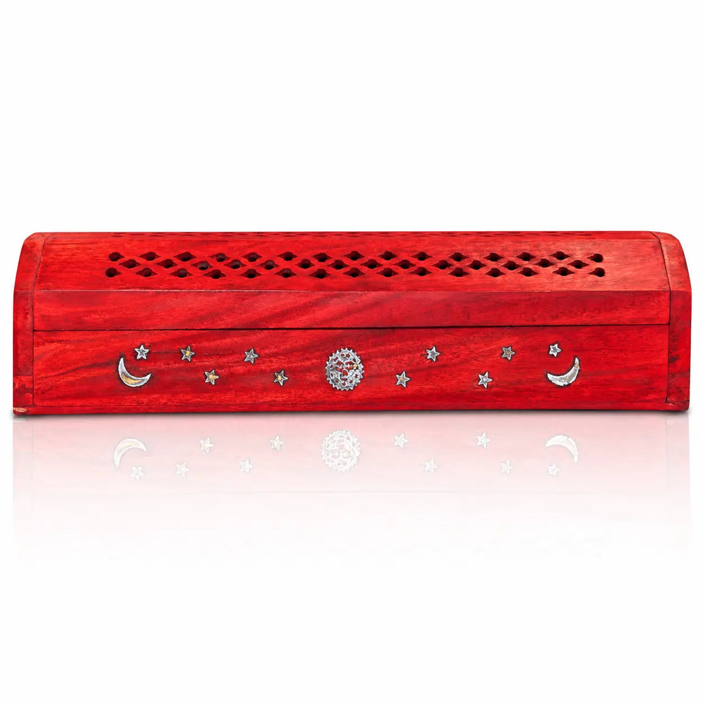 Boîte porte-encens en bois rouge fermée, arborant des incrustations argentées de lunes, d'étoiles et d'un soleil, avec un couvercle finement ajouré de motifs losanges, sur fond blanc.