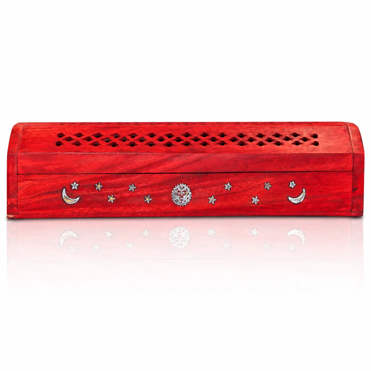 Boîte porte-encens en bois rouge fermée, arborant des incrustations argentées de lunes, d'étoiles et d'un soleil, avec un couvercle finement ajouré de motifs losanges, sur fond blanc.