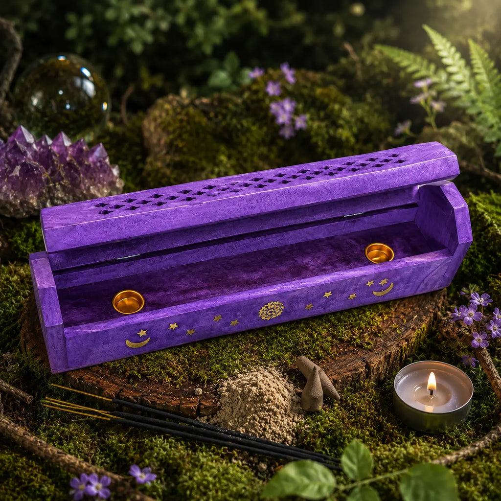 Boîte Porte Encens en Bois Manguier - Soleil & Lune Bleu Violet entrouverte sur un lit de mousse, dévoilant ses supports dorés intérieurs près de cônes et de bâtonnets.