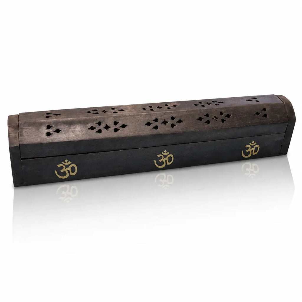 Boîte porte-encens en bois noir fermée, arborant trois incrustations dorées du symbole Om, avec un couvercle finement ajouré de motifs floraux, sur fond blanc.