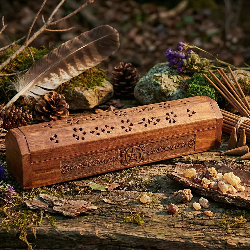 Boîte Porte encens en bois de Sheesham Gravée - Pentacle fermée sur une table pour un rituel de protection.