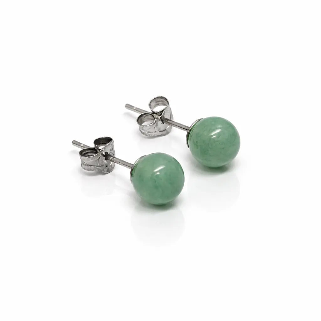 Une paire de boucles d'oreilles puces en argent, ornées de perles rondes en aventurine verte aux nuances douces et naturelles, présentées sur un fond blanc avec reflet.