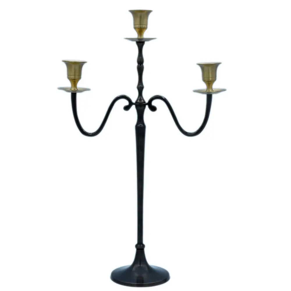 Un candélabre à 3 branches au design élancé, composé d'un corps en métal noir anthracite et de réceptacles dorés contrastants, présenté sur un fond blanc.