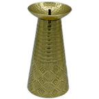 Un bougeoir oriental en métal doré, présentant un corps conique orné de motifs géométriques gravés et une coupelle martelée au sommet, présenté sur un fond blanc.