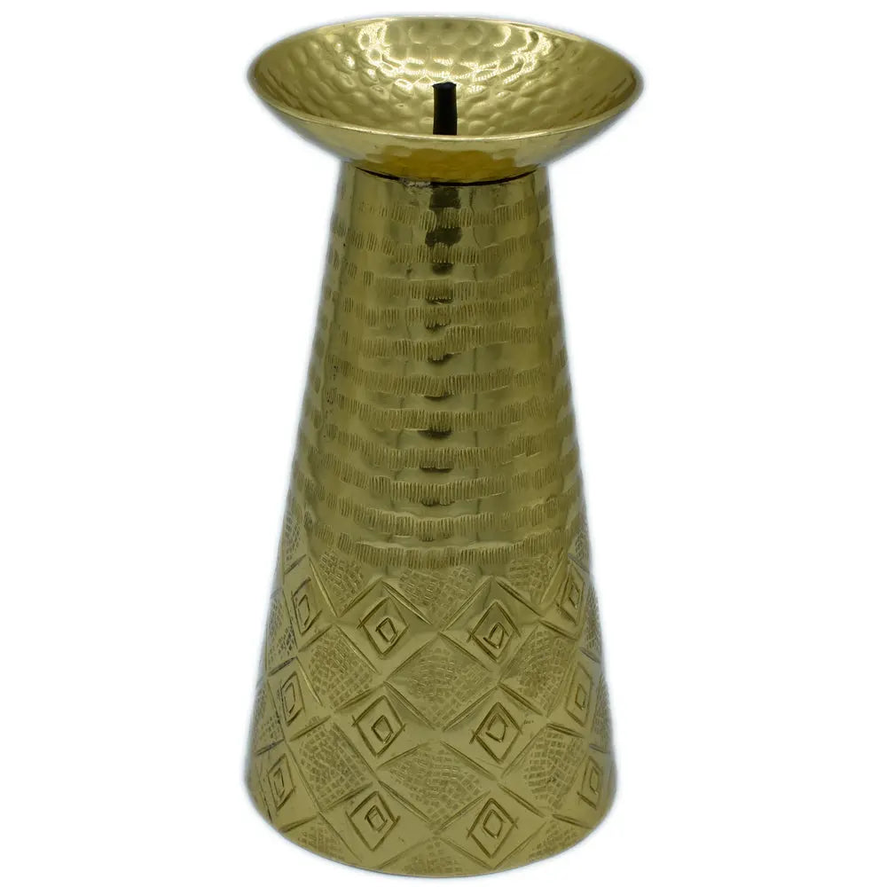Un bougeoir oriental en métal doré, présentant un corps conique orné de motifs géométriques gravés et une coupelle martelée au sommet, présenté sur un fond blanc.