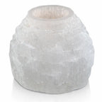 Un bougeoir en sélénite brute taillé en forme de dôme ou de "montagne", laissant apparaître ses fibres cristallines blanches et satinées, avec un réceptacle poli au sommet pour une bougie chauffe-plat.