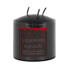 Une bougie pilier noire basse à trois mèches, nommée "Vampire Tears", dotée d'une étiquette illustrant des coulures de sang rouge, présentée sur un fond blanc.