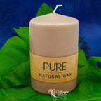 Bougie pilier couleur sable en cire naturelle « PURE », avec étiquette beige, posée sur des feuilles vertes (L’Echoppe de Gaïa).