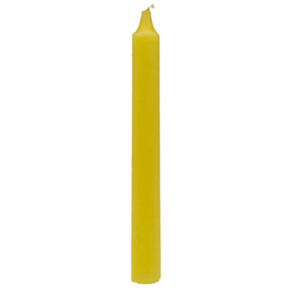 Bougie ésotérique jaune clair non allumée, longue et cylindrique, présentée en packshot sur fond blanc, idéale pour rituels, méditation ou décoration spirituelle.